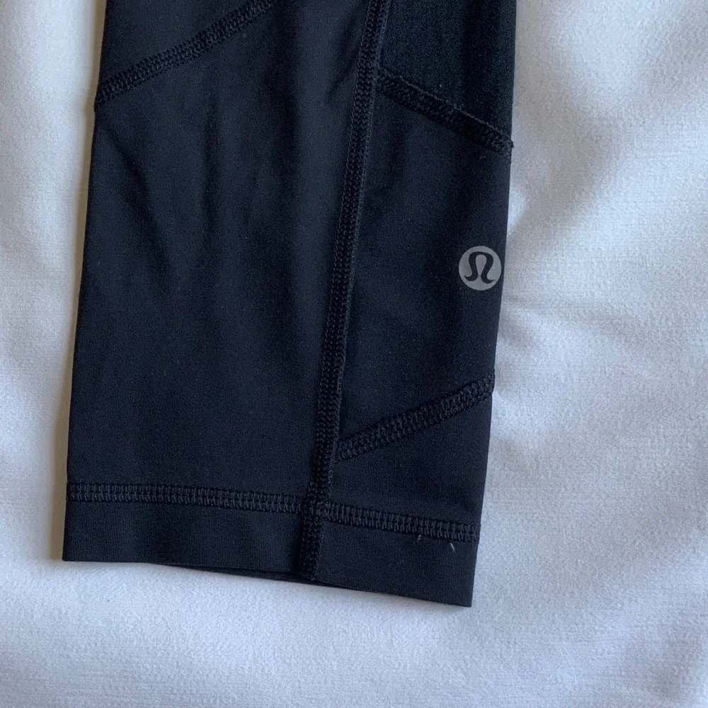 Lululemon Athletica Soul cicle capri Black Leggings with Red Skull Design